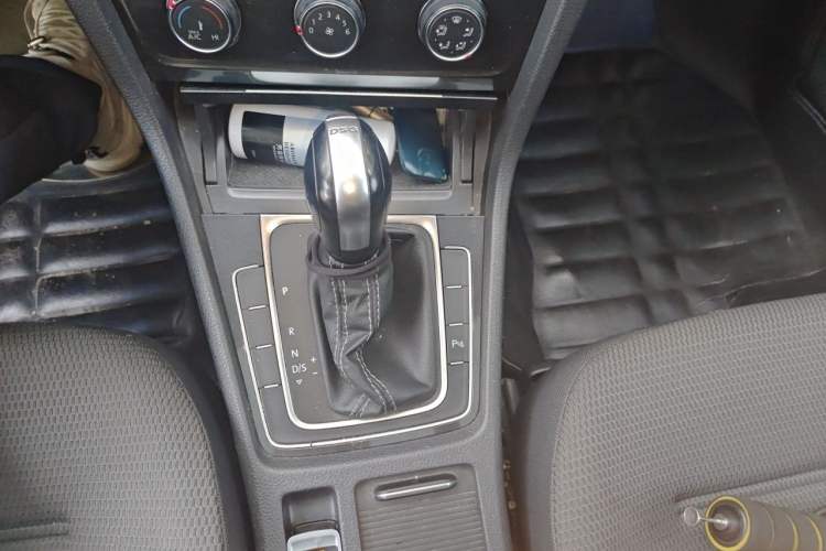 Used Volkswagen Golf 2017 230TSI Automatic Comfort Edition – Celebrating Milestone of One Million Units Gear Lever