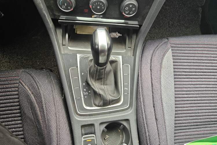 Used Volkswagen Golf 2017 230TSI Automatic Comfort Edition – Celebrating Milestone of One Million Units Gear Lever