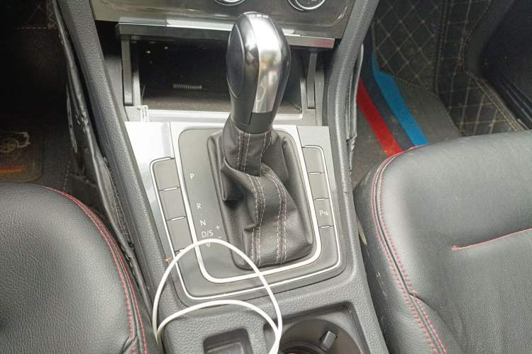 Used Volkswagen Golf 2017 230TSI Automatic Comfort Edition – Celebrating Milestone of One Million Units Gear Lever