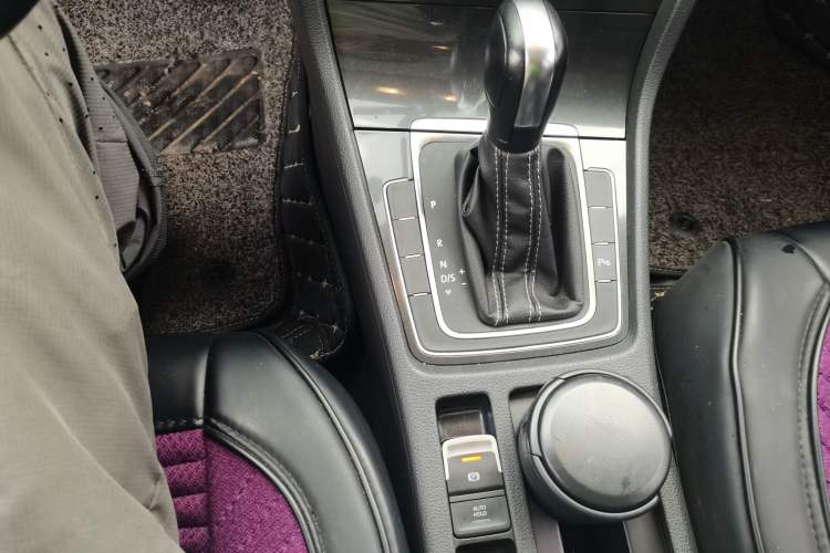 Used Volkswagen Golf 2017 1.6L Automatic Comfort Million-Vehicle Anniversary Edition Gear Lever