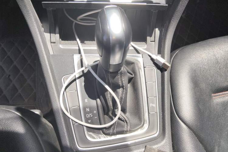 Used Volkswagen Golf 2017 1.6L Automatic Comfort Million-Vehicle Anniversary Edition Gear Lever