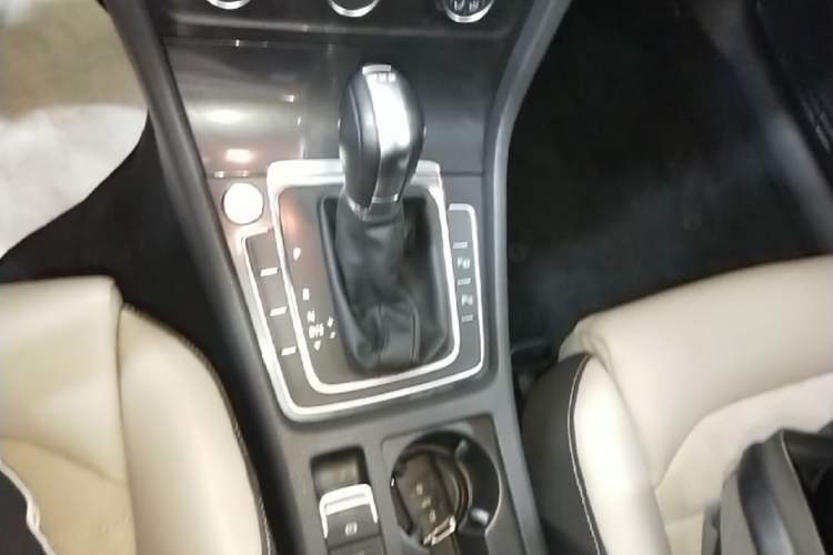 Used Volkswagen Golf 2017 230TSI Automatic Luxury Million-Vehicle Commemorative Edition Gear Lever