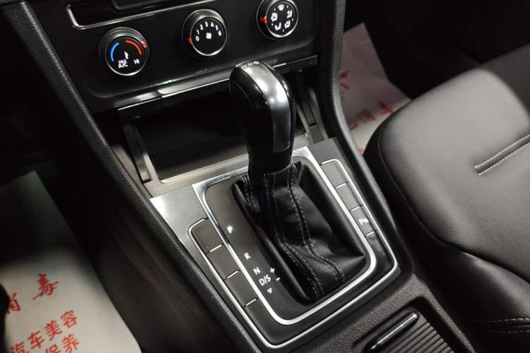 Used Volkswagen Golf 2017 230TSI Automatic Comfort Edition – Celebrating Milestone of One Million Units Gear Lever