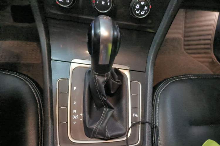 Used Volkswagen Golf 2017 230TSI Automatic Comfort Edition – Celebrating Milestone of One Million Units Gear Lever