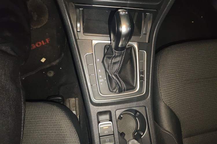 Used Volkswagen Golf 2017 230TSI Automatic Comfort Edition – Celebrating Milestone of One Million Units Gear Lever