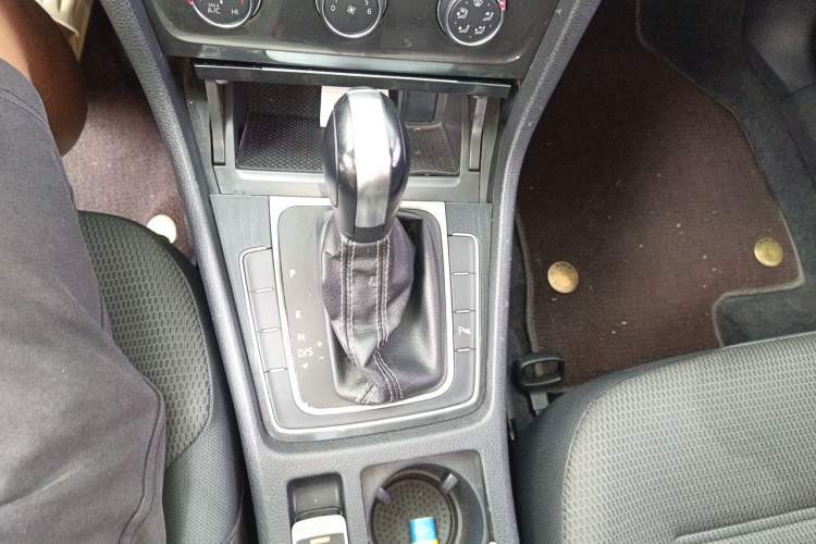 Used Volkswagen Golf 2017 230TSI Automatic Comfort Edition – Celebrating Milestone of One Million Units Gear Lever