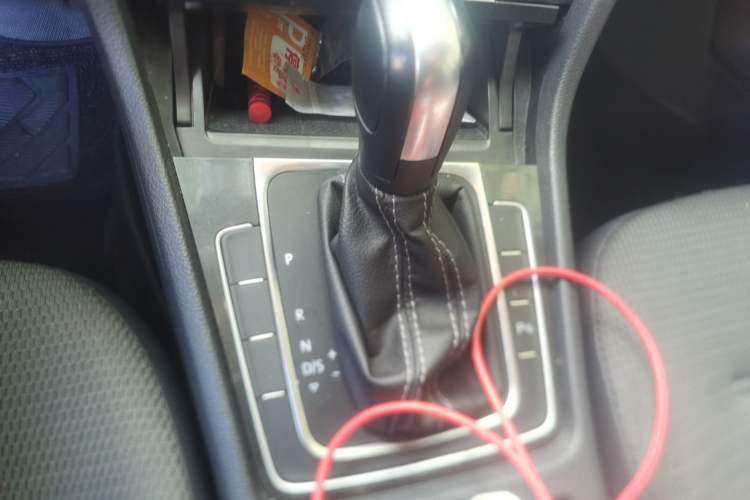 Used Volkswagen Golf 2017 1.6L Automatic Comfort Million-Vehicle Anniversary Edition Gear Lever
