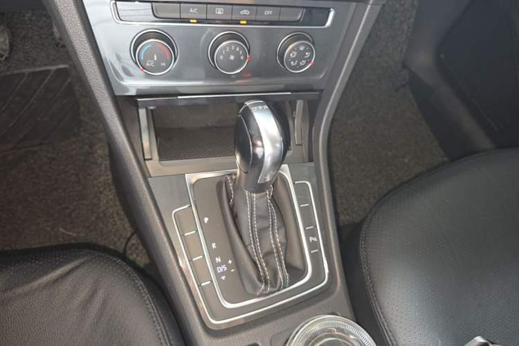 Used Volkswagen Golf 2017 230TSI Automatic Comfort Edition – Celebrating Milestone of One Million Units Gear Lever