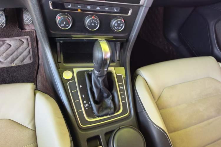 Used Volkswagen Golf 2017 230TSI Automatic Luxury Million-Vehicle Commemorative Edition Gear Lever