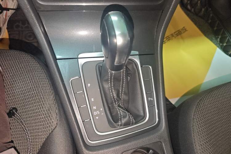 Used Volkswagen Golf 2017 1.6L Automatic Comfort Million-Vehicle Anniversary Edition Gear Lever