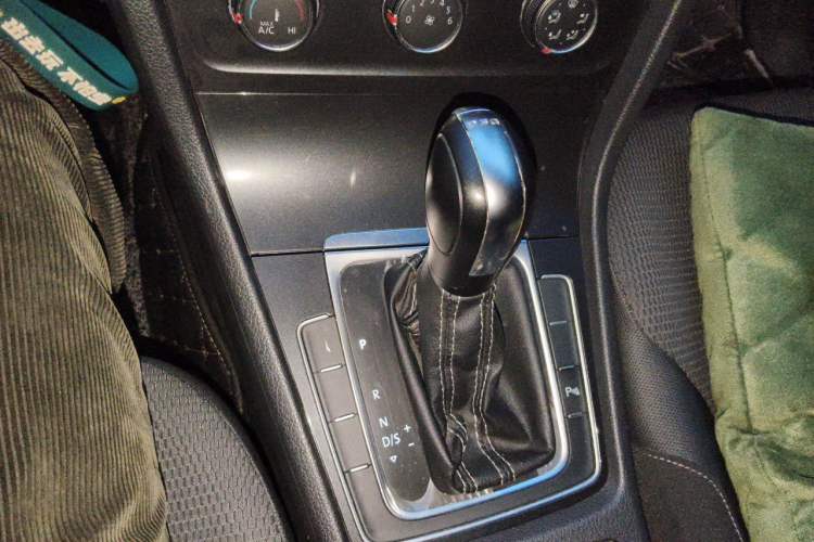 Used Volkswagen Golf 2017 230TSI Automatic Comfort Edition – Celebrating Milestone of One Million Units Gear Lever