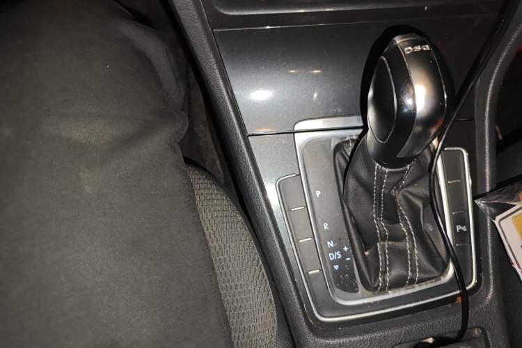 Used Volkswagen Golf 2017 230TSI Automatic Comfort Edition – Celebrating Milestone of One Million Units Gear Lever
