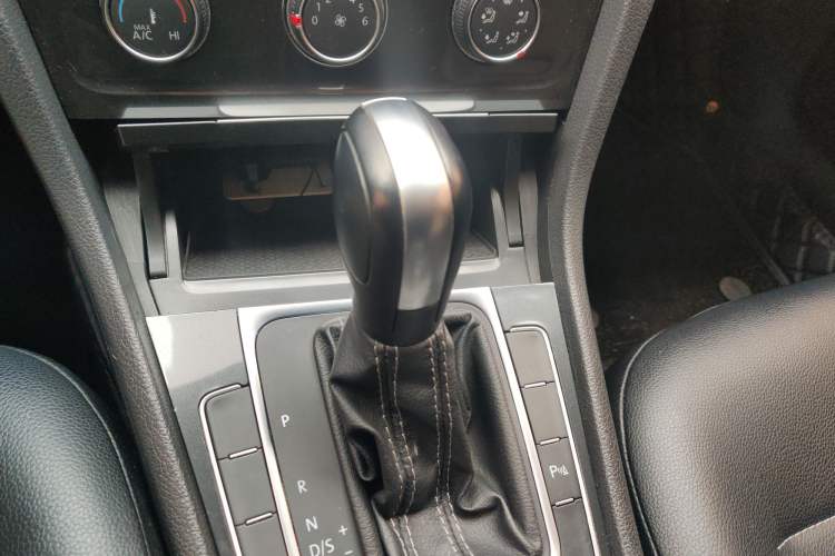 Used Volkswagen Golf 2017 1.6L Automatic Comfort Million-Vehicle Anniversary Edition Gear Lever