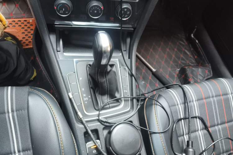 Used Volkswagen Golf 2017 1.6L Automatic Comfort Million-Vehicle Anniversary Edition Gear Lever