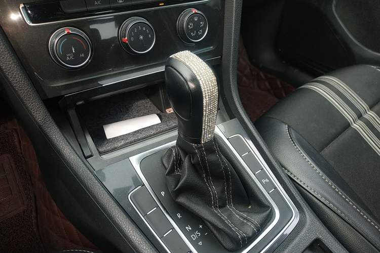 Used Volkswagen Golf 2017 1.6L Automatic Comfort Million-Vehicle Anniversary Edition Gear Lever