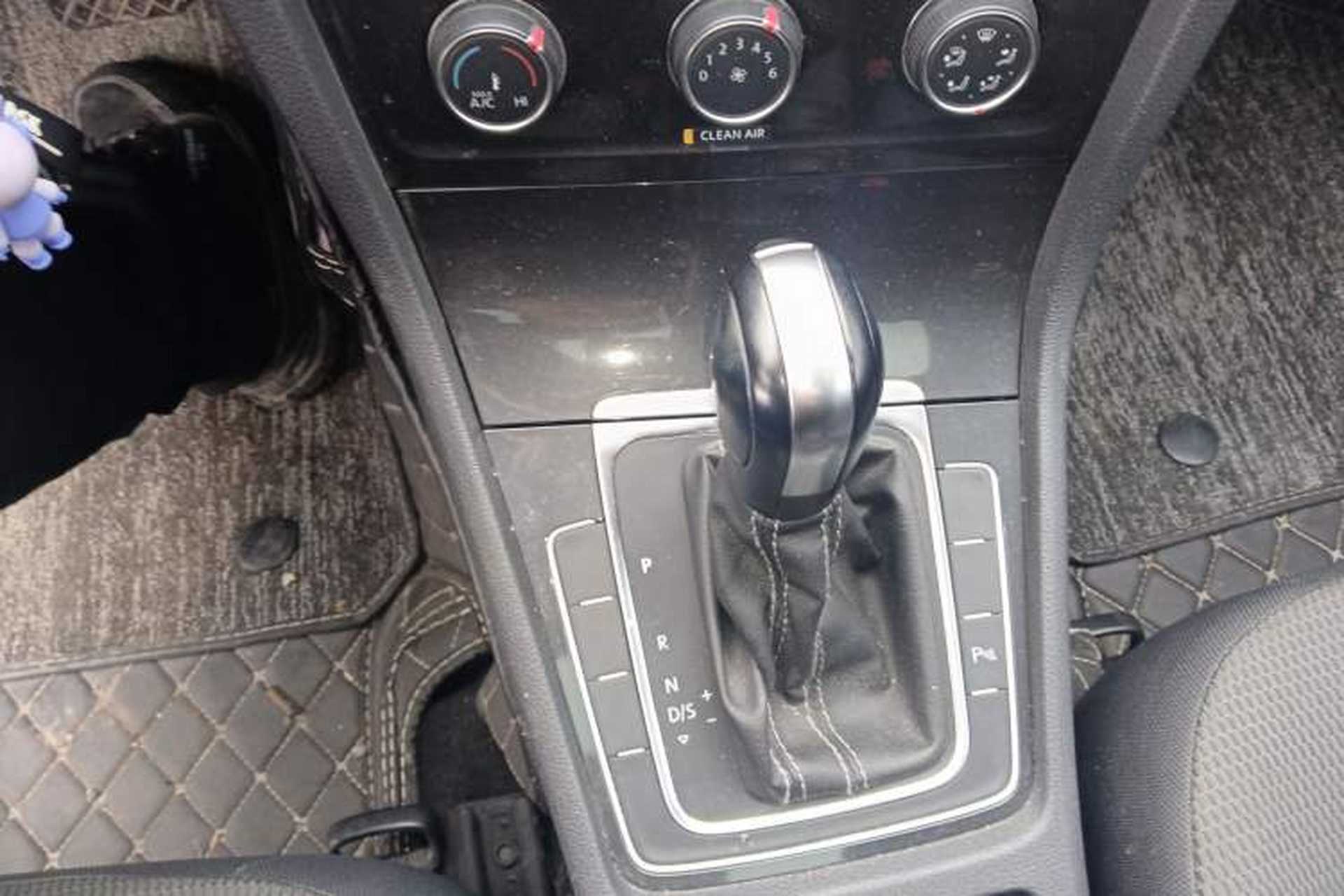 Used Volkswagen Golf 2017 1.6L Automatic Comfort Million-Vehicle Anniversary Edition Gear Lever