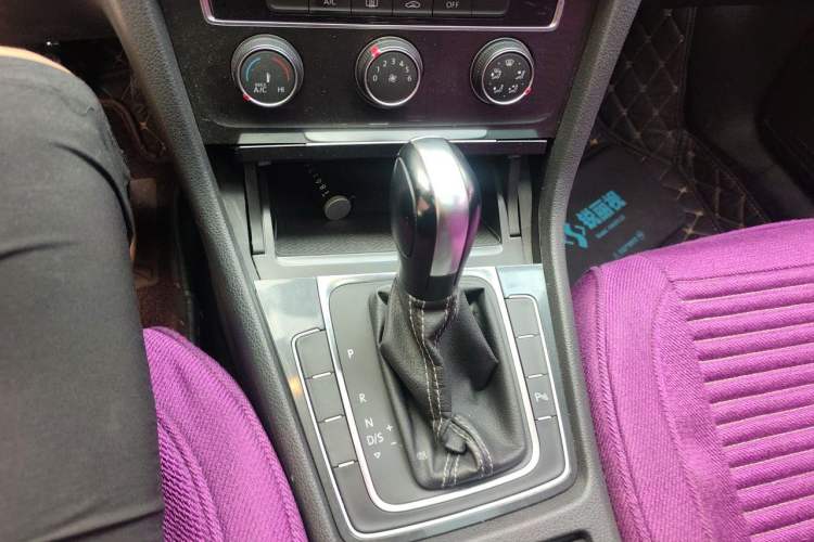 Used Volkswagen Golf 2017 1.6L Automatic Comfort Million-Vehicle Anniversary Edition Gear Lever