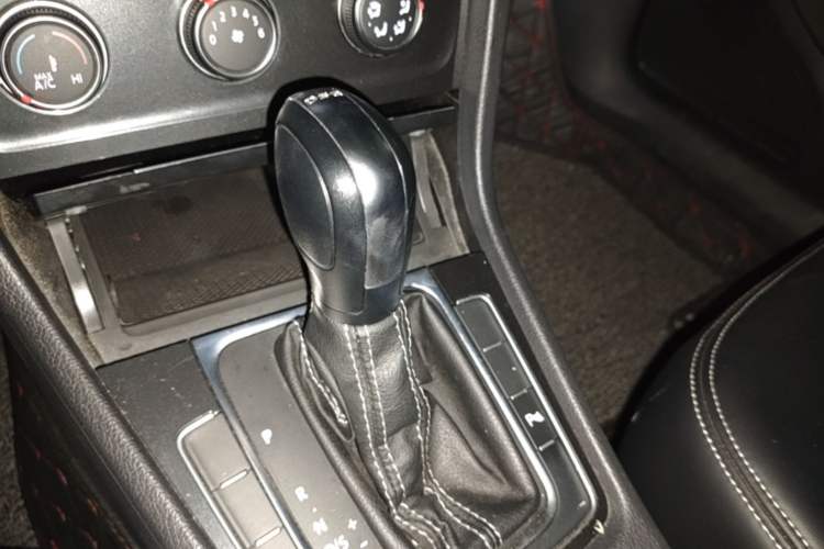 Used Volkswagen Golf 2017 230TSI Automatic Comfort Edition – Celebrating Milestone of One Million Units Gear Lever