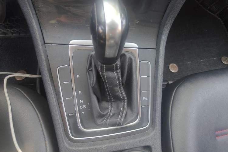 Used Volkswagen Golf 2017 1.6L Automatic Comfort Million-Vehicle Anniversary Edition Gear Lever