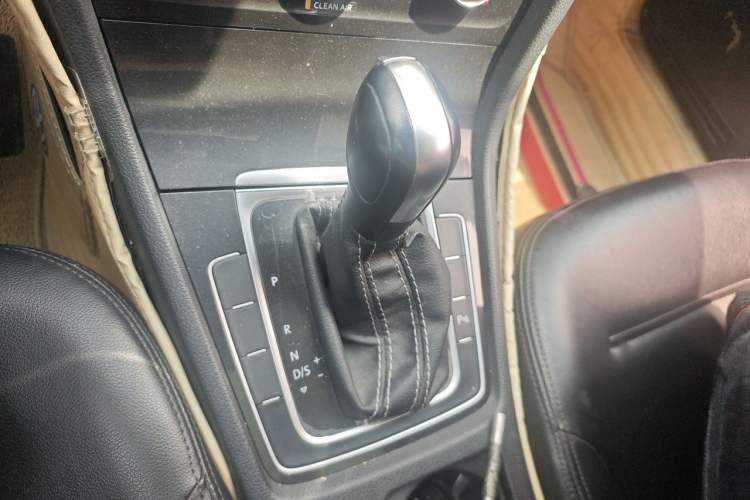 Used Volkswagen Golf 2017 1.6L Automatic Comfort Million-Vehicle Anniversary Edition Gear Lever