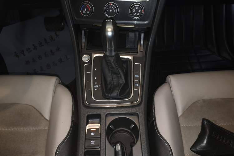 Used Volkswagen Golf 2017 230TSI Automatic Luxury Million-Vehicle Commemorative Edition Gear Lever
