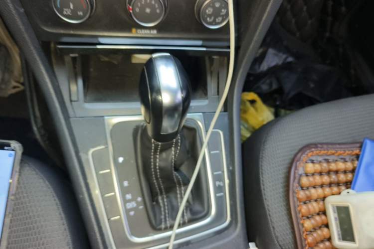 Used Volkswagen Golf 2017 1.6L Automatic Comfort Million-Vehicle Anniversary Edition Gear Lever