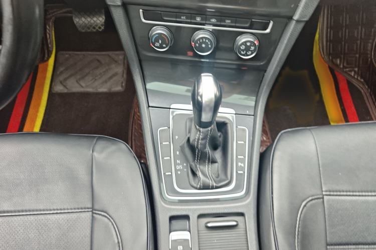 Used Volkswagen Golf 2017 230TSI Automatic Comfort Edition – Celebrating Milestone of One Million Units Gear Lever