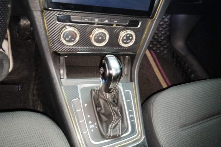 Used Volkswagen Golf 2017 230TSI Automatic Comfort Edition – Celebrating Milestone of One Million Units Gear Lever
