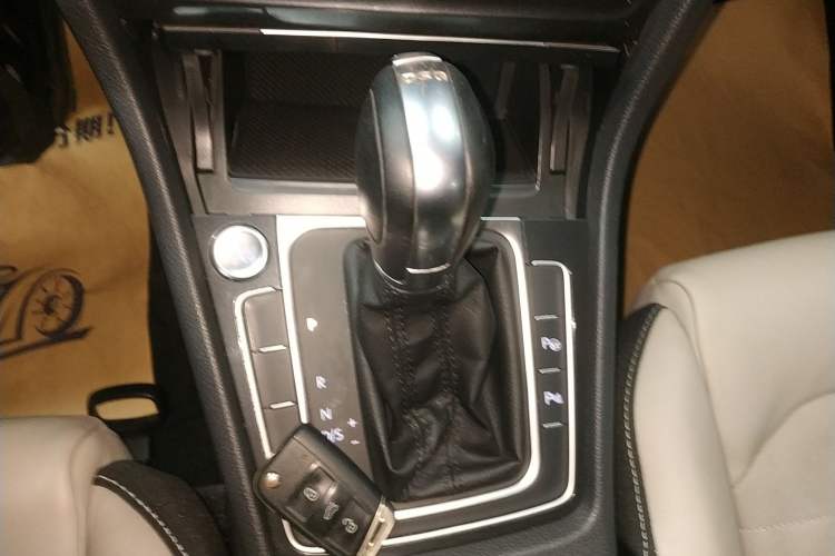 Used Volkswagen Golf 2017 230TSI Automatic Luxury Million-Vehicle Commemorative Edition Gear Lever