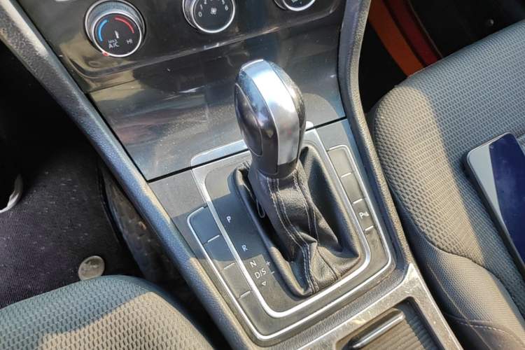 Used Volkswagen Golf 2017 1.6L Automatic Comfort Million-Vehicle Anniversary Edition Gear Lever