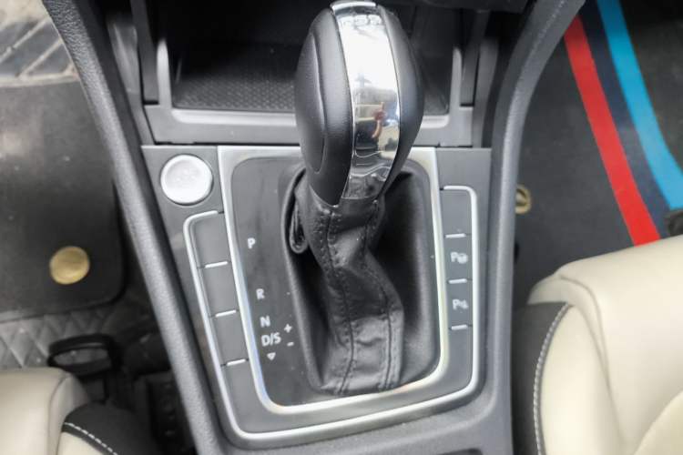 Used Volkswagen Golf 2017 230TSI Automatic Luxury Million-Vehicle Commemorative Edition Gear Lever