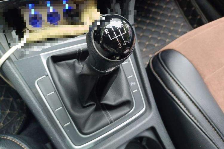 Used Volkswagen Golf 2017 230TSI Manual Comfort Edition – Celebrating Milestone of One Million Units Gear Lever