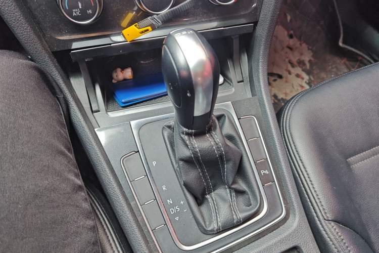 Used Volkswagen Golf 2017 230TSI Automatic Comfort Edition – Celebrating Milestone of One Million Units Gear Lever