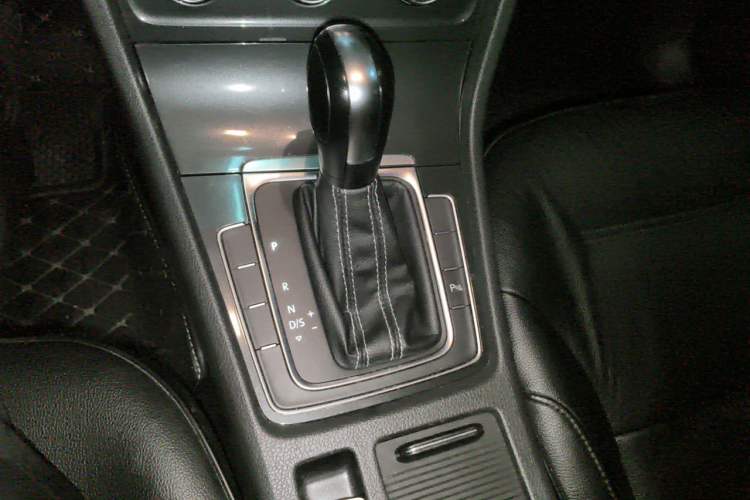 Used Volkswagen Golf 2017 1.6L Automatic Comfort Million-Vehicle Anniversary Edition Gear Lever