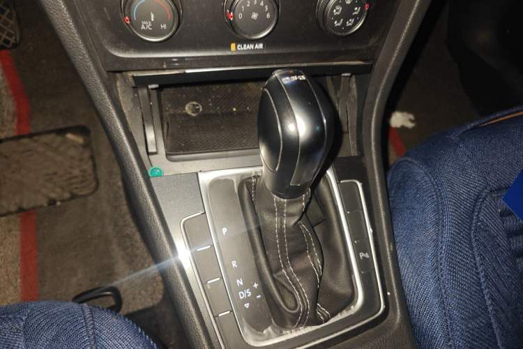 Used Volkswagen Golf 2017 230TSI Automatic Comfort Edition – Celebrating Milestone of One Million Units Gear Lever