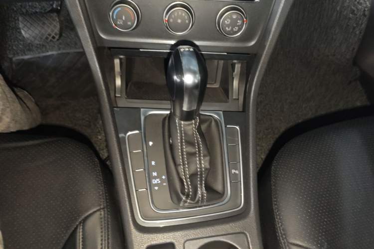 Used Volkswagen Golf 2017 230TSI Automatic Comfort Edition – Celebrating Milestone of One Million Units Gear Lever