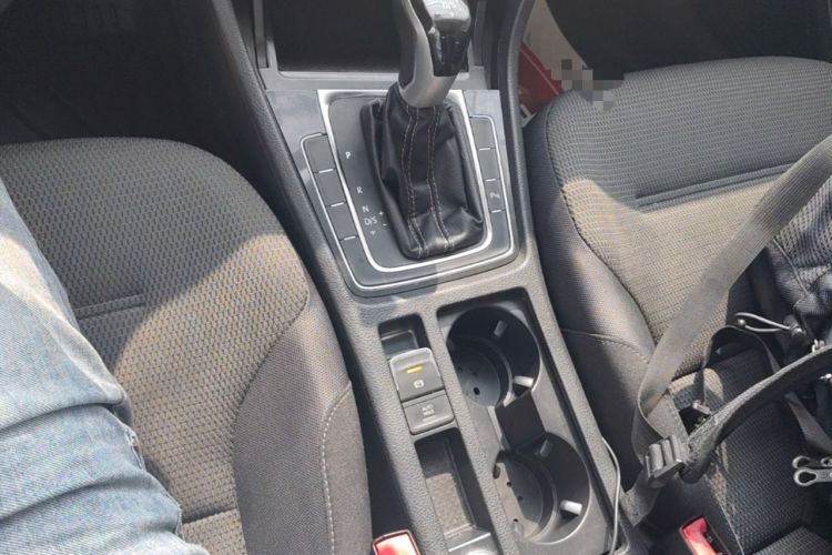 Used Volkswagen Golf 2017 1.6L Automatic Comfort Million-Vehicle Anniversary Edition Gear Lever