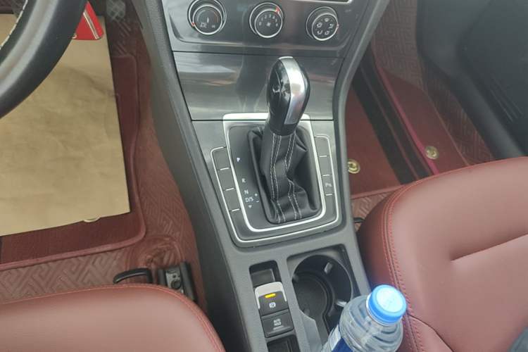 Used Volkswagen Golf 2017 1.6L Automatic Comfort Million-Vehicle Anniversary Edition Gear Lever