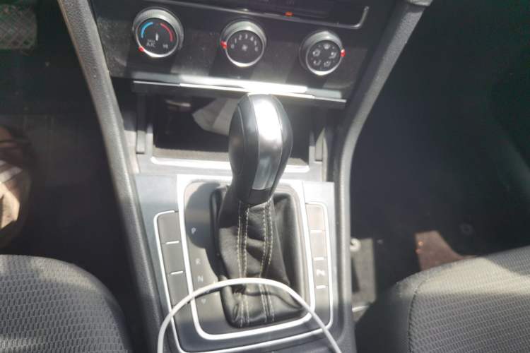 Used Volkswagen Golf 2017 1.6L Automatic Comfort Million-Vehicle Anniversary Edition Gear Lever