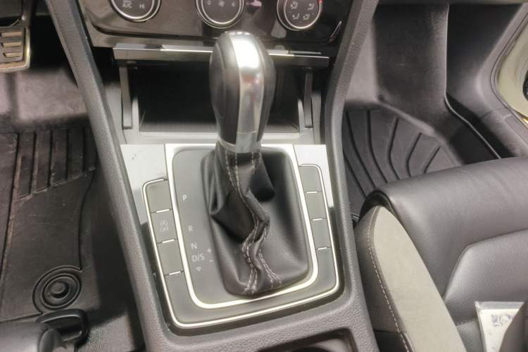 Used Volkswagen Golf 2017 280TSI Automatic R-Line Million-Vehicle Commemorative Edition Gear Lever