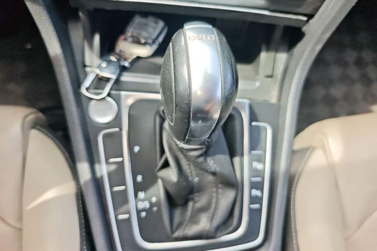 Used Volkswagen Golf 2017 230TSI Automatic Luxury Million-Vehicle Commemorative Edition Gear Lever