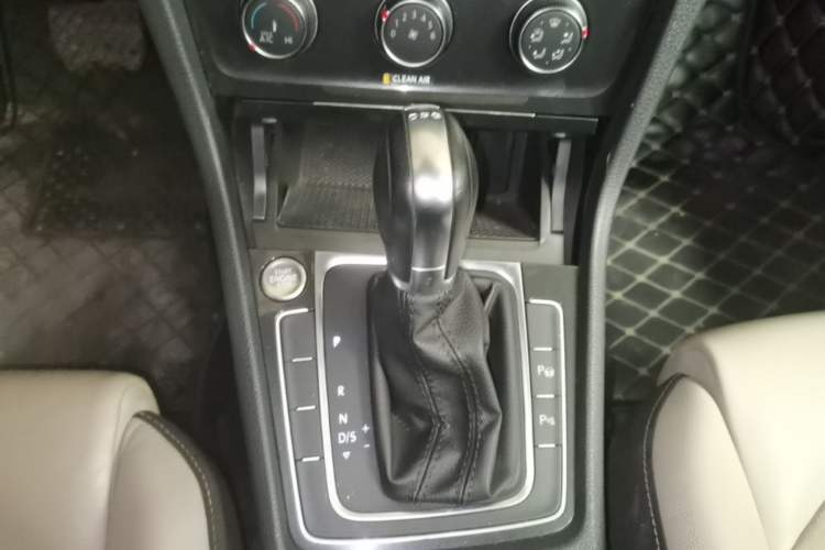 Used Volkswagen Golf 2017 230TSI Automatic Luxury Million-Vehicle Commemorative Edition Gear Lever
