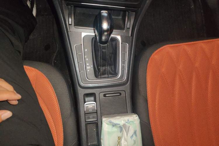 Used Volkswagen Golf 2017 1.6L Automatic Comfort Million-Vehicle Anniversary Edition Gear Lever