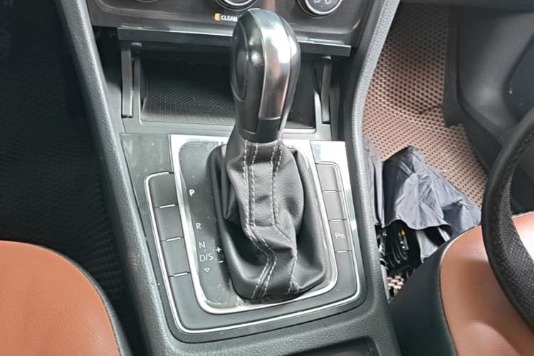Used Volkswagen Golf 2017 1.6L Automatic Comfort Million-Vehicle Anniversary Edition Gear Lever