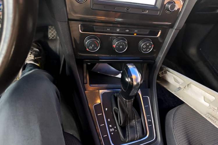 Used Volkswagen Golf 2017 230TSI Automatic Comfort Edition – Celebrating Milestone of One Million Units Gear Lever