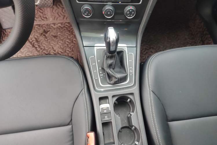 Used Volkswagen Golf 2017 1.6L Automatic Comfort Million-Vehicle Anniversary Edition Gear Lever