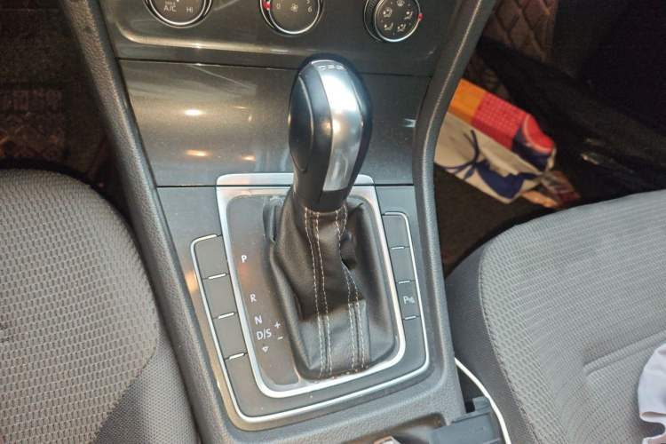 Used Volkswagen Golf 2017 230TSI Automatic Comfort Edition – Celebrating Milestone of One Million Units Gear Lever