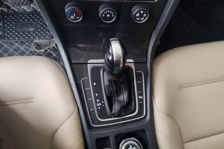 Used Volkswagen Golf 2017 230TSI Automatic Comfort Edition – Celebrating Milestone of One Million Units Gear Lever