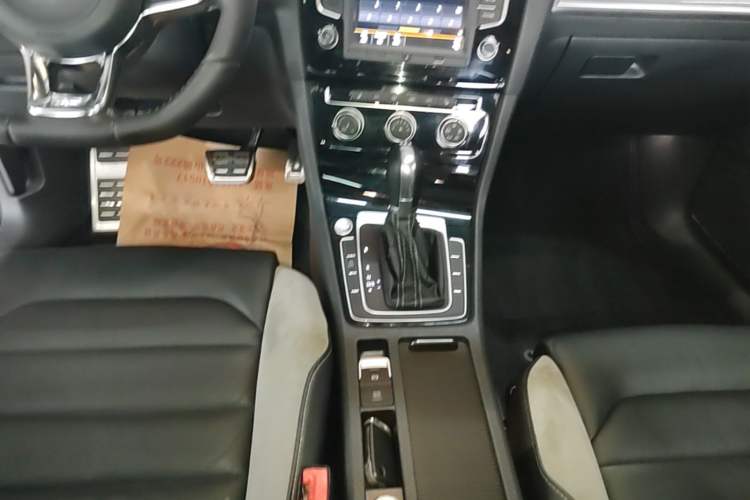 Used Volkswagen Golf 2017 280TSI Automatic R-Line Million-Vehicle Commemorative Edition Gear Lever