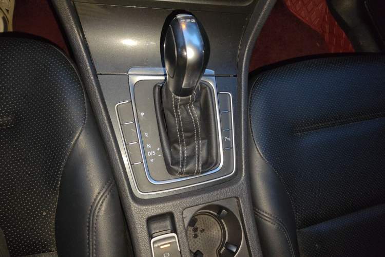 Used Volkswagen Golf 2017 230TSI Automatic Comfort Edition – Celebrating Milestone of One Million Units Gear Lever